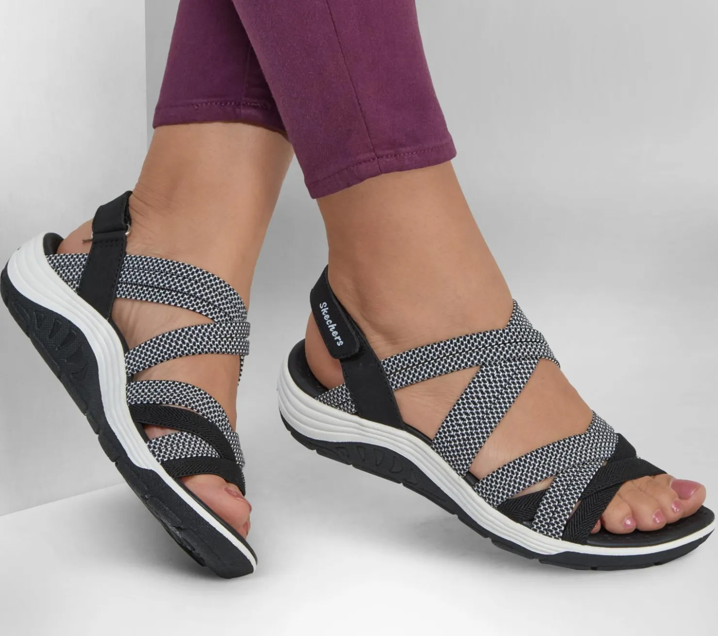 Sandals<SKECHERS Reggae Cup - Smitten By You BLACK / WHITE